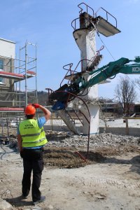 Wyburzanie wieży na basenie